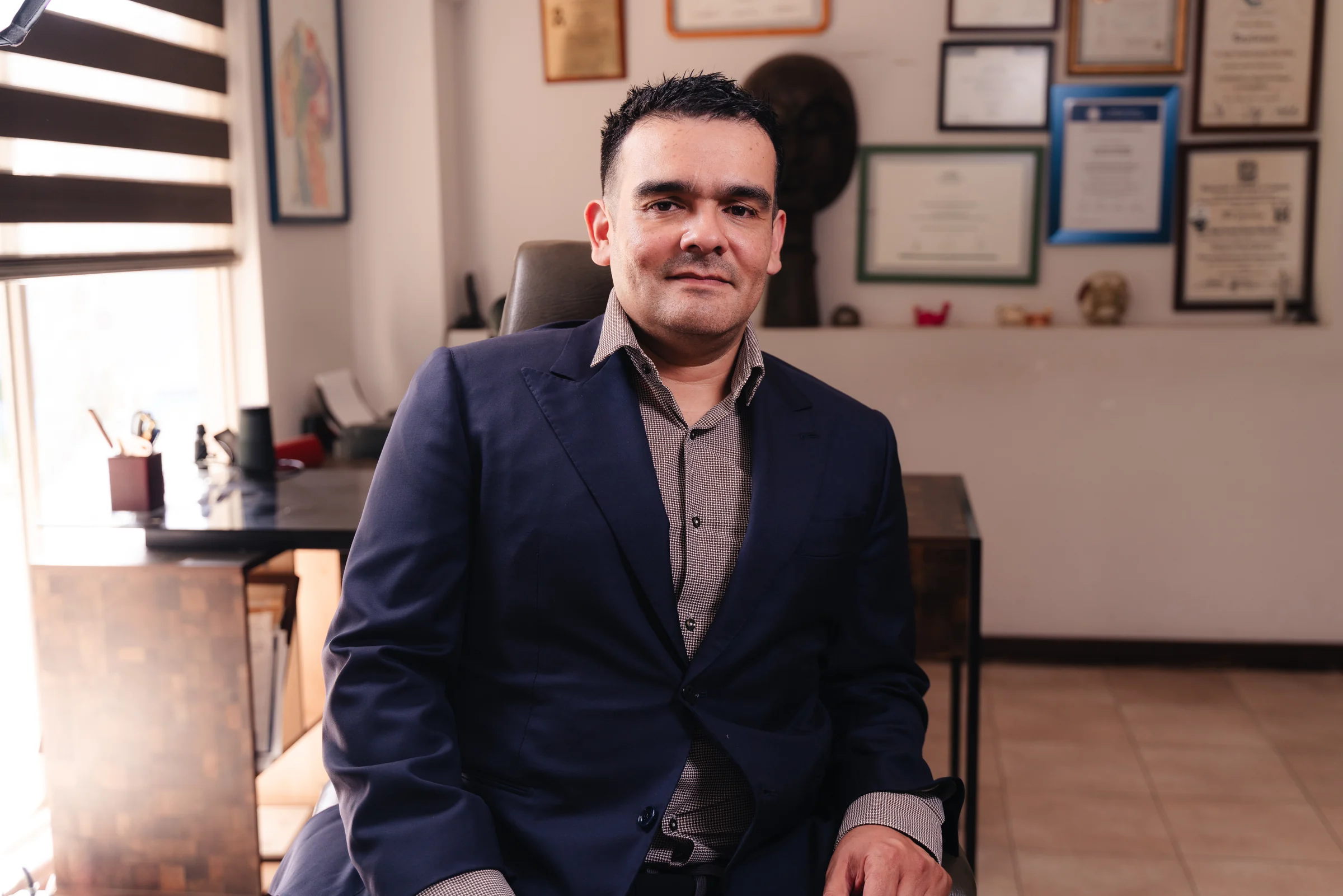 Dr. Dayel Rosales en su consultorio