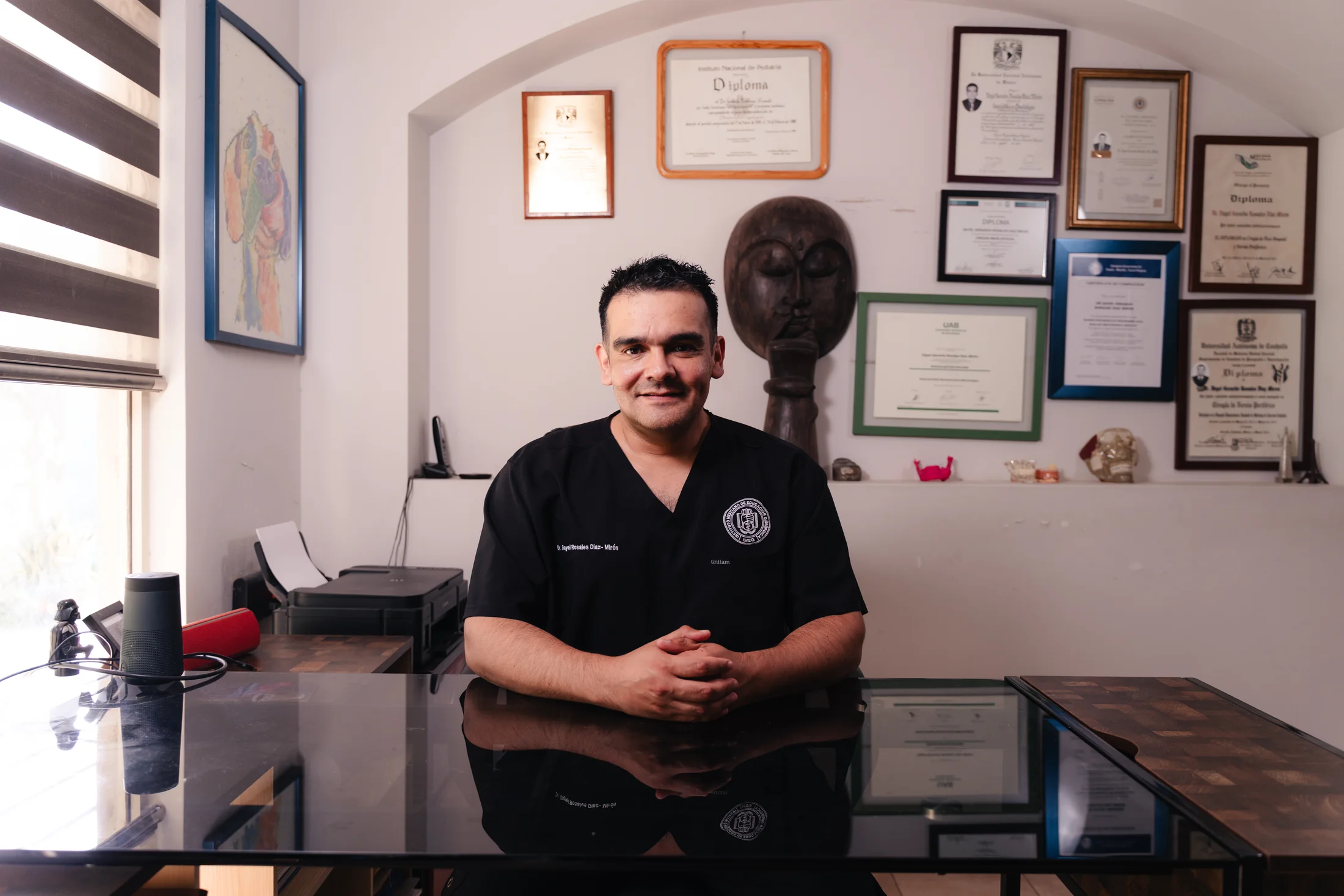 Dr. Dayel Rosales durante una consulta